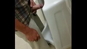 chú trung niên cặc to thủ dâm trong wc