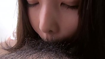 Japonesa de lindos ojitos mamando lentamente un pene pequeño