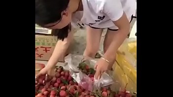 Em gái mua trái cây ngoài chợ Tân Hương không mặc áo vú