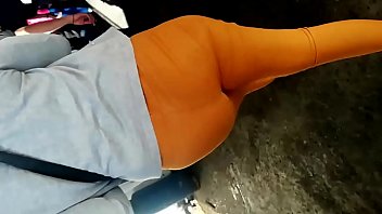 En pantalon naranja marcando tanga en metro